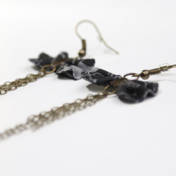 Boucle d'oreille fait main - Noeud en tissus noir et gris - Image 7