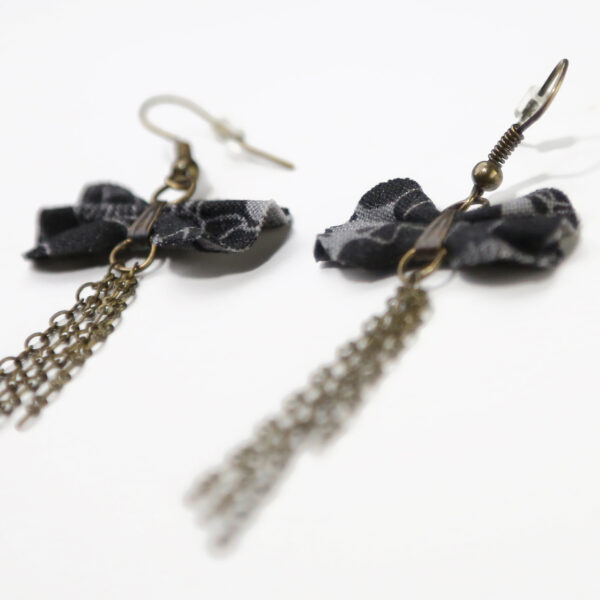 Boucle d'oreille fait main - Noeud en tissus noir et gris - Image 6