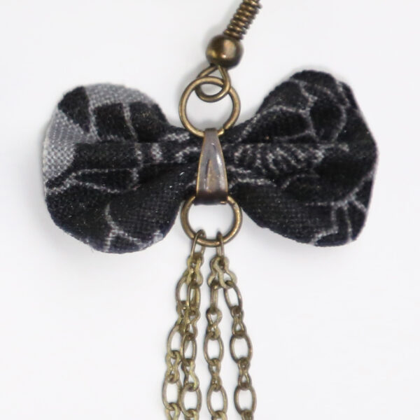 Boucle d'oreille fait main - Noeud en tissus noir et gris - Image 5