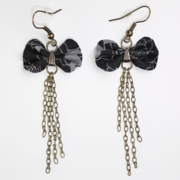 Boucle d'oreille fait main - Noeud en tissus noir et gris - Image 4