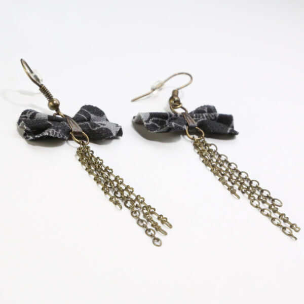 Boucle d'oreille fait main - Noeud en tissus noir et gris - Image 3
