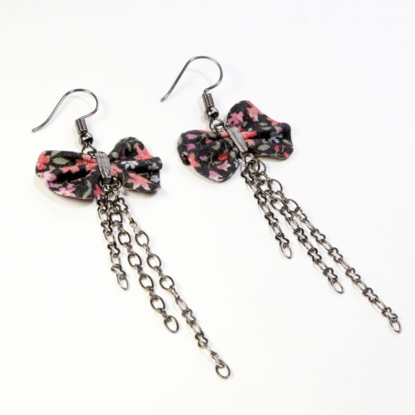 Boucle d'oreille fleurie - Noeud en tissu recyclé noir et rose - Image 5
