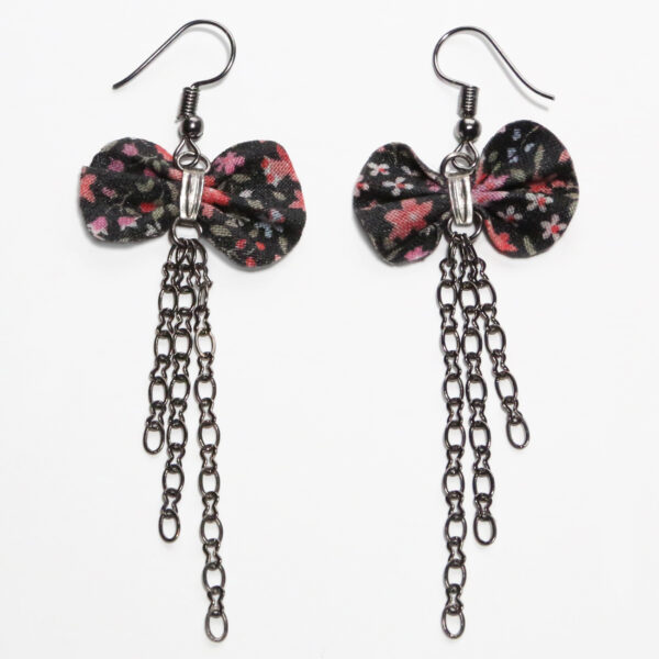Boucle d'oreille fleurie - Noeud en tissu recyclé noir et rose - Image 4