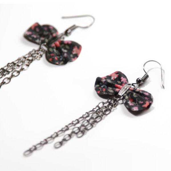 Boucle d'oreille fleurie - Noeud en tissu recyclé noir et rose - Image 8
