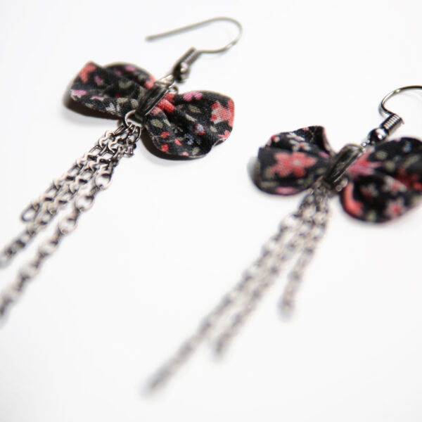 Boucle d'oreille fleurie - Noeud en tissu recyclé noir et rose - Image 7