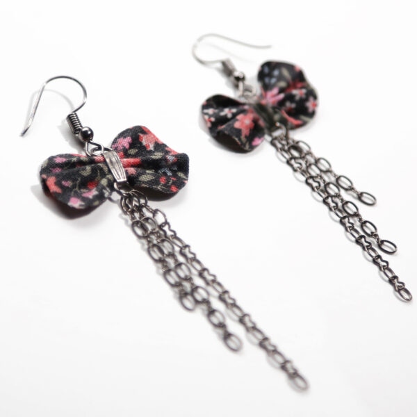 Boucle d'oreille fleurie - Noeud en tissu recyclé noir et rose - Image 6