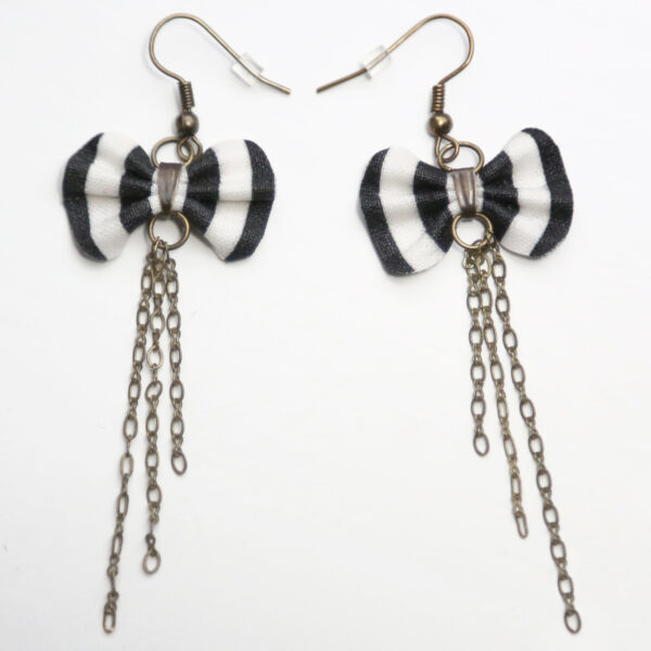 Boucle d'oreille noir et blanc - Noeud en tissu recyclé - Image 4