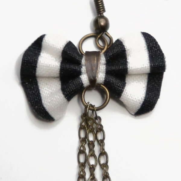 Boucle d'oreille noir et blanc - Noeud en tissu recyclé - Image 6