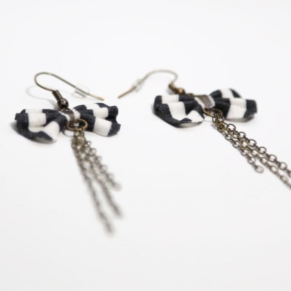 Boucle d'oreille noir et blanc - Noeud en tissu recyclé - Image 3