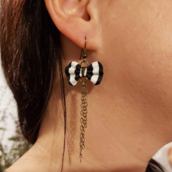 Boucle d'oreille noir et blanc - Noeud en tissu recyclé - Image 2