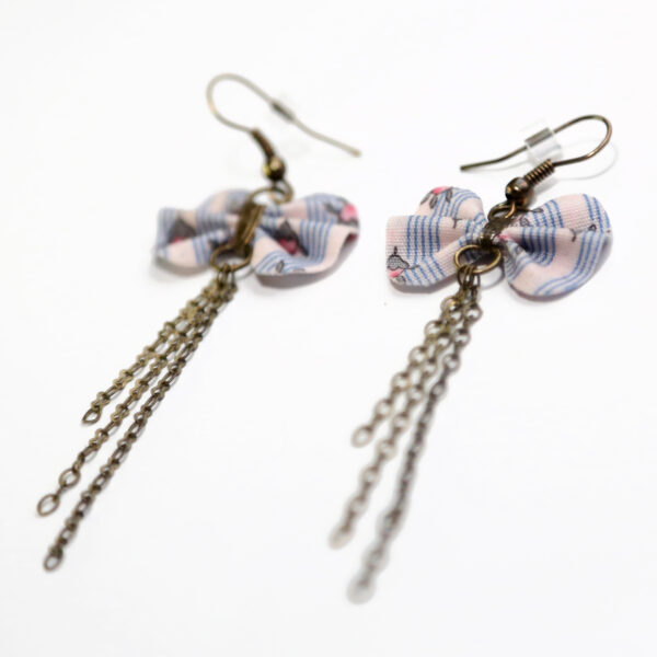 Boucle d'oreille longue avec noeud en tissus recyclés - Image 4