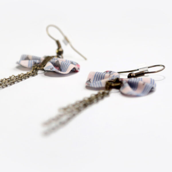 Boucle d'oreille longue avec noeud en tissus recyclés - Image 5