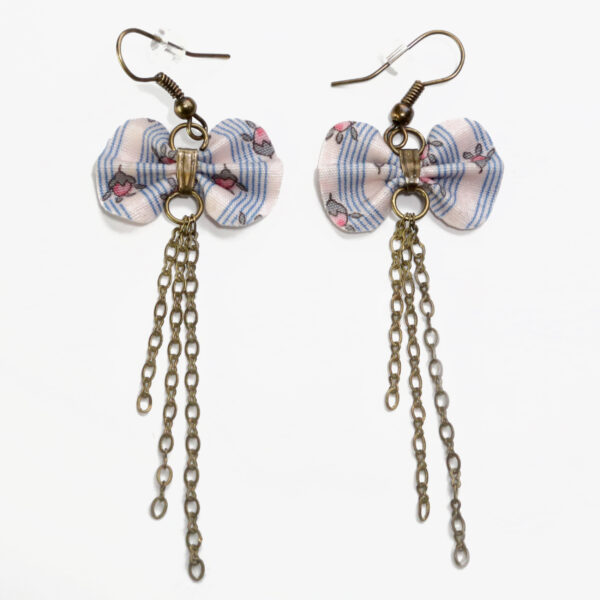 Boucle d'oreille longue avec noeud en tissus recyclés - Image 3