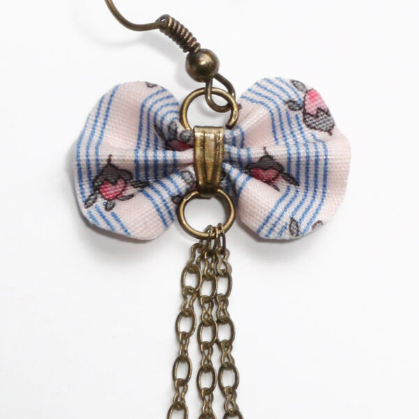 Boucle d'oreille longue avec noeud en tissus recyclés - Image 7