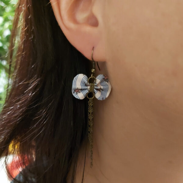Boucle d'oreille longue avec noeud en tissus recyclés - Image 2