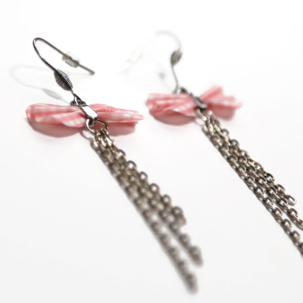 Boucle d'oreille pendante en tissu recyclé - Rose et blanc - Image 4