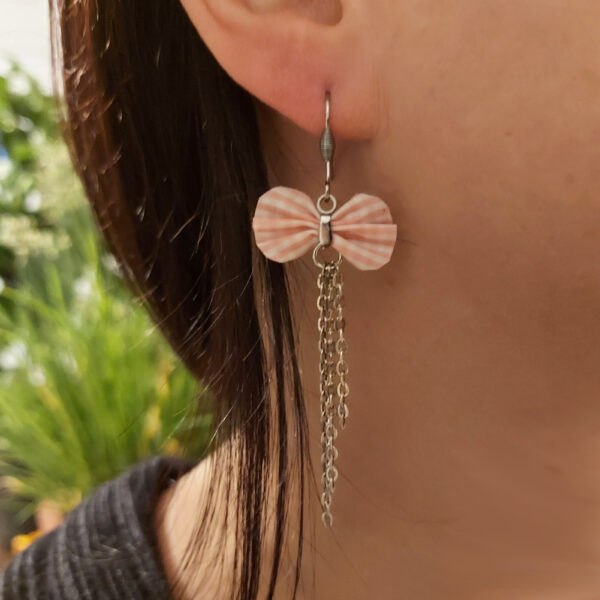 Boucle d'oreille pendante en tissu recyclé - Rose et blanc - Image 2