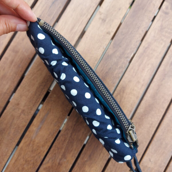 Portefeuille avec RFID en denim et pois blanc avec noeud en cuir - Image 5