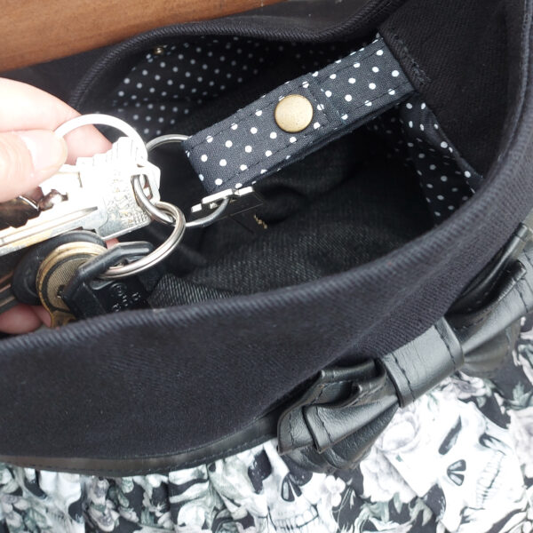 Fourre-tout avec boucle en cuirette - Sac têtes de mort noir et gris - Image 8