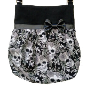 sac à bandoulière noir avec boucle en cuirette et motif tête de mort et fleurs nuances de gris