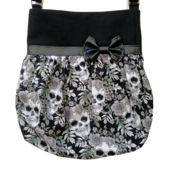 sac à bandoulière noir avec boucle en cuirette et motif tête de mort et fleurs nuances de gris