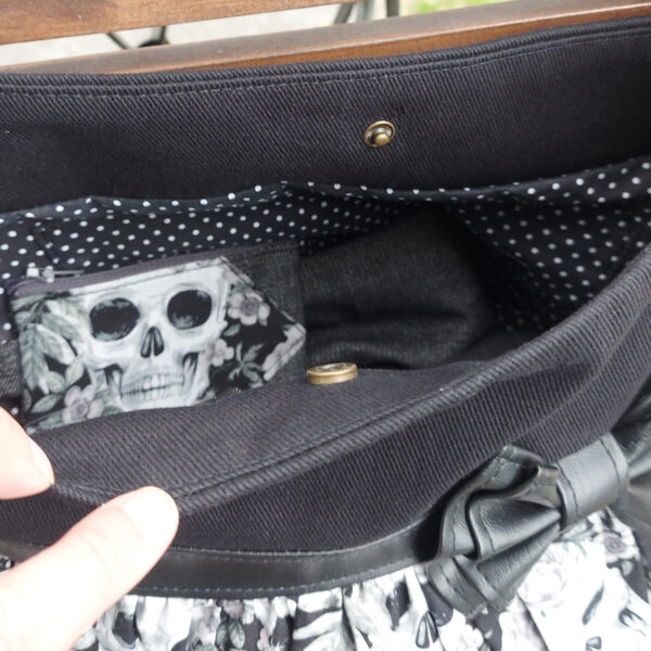 Fourre-tout avec boucle en cuirette - Sac têtes de mort noir et gris - Image 7