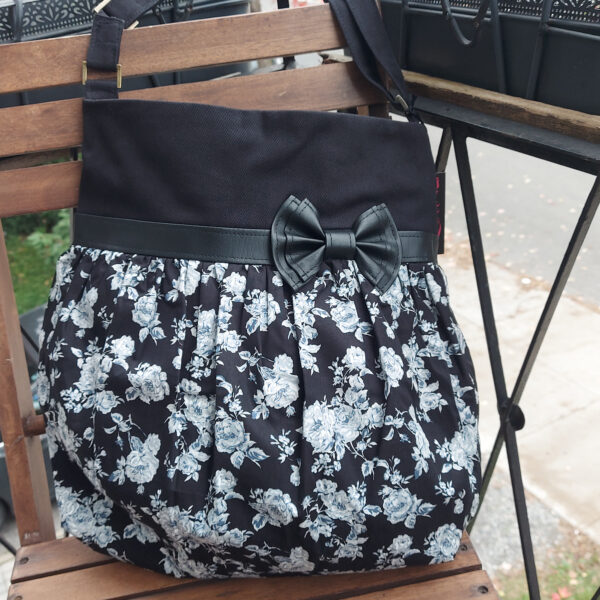 Sac noir et gris - Fourre-tout bandoulière fleuris boucle en cuirette - Image 2