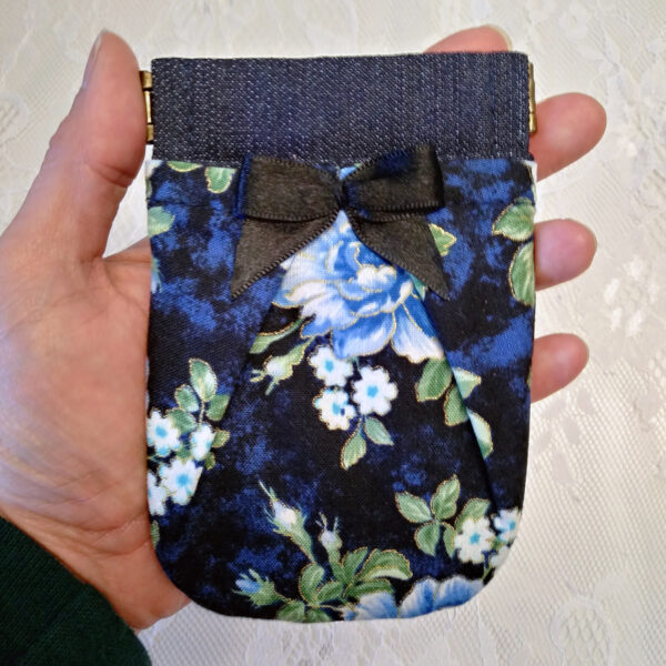 porte-cartes fleurs bleues avec noeud et fermoir à cliquet