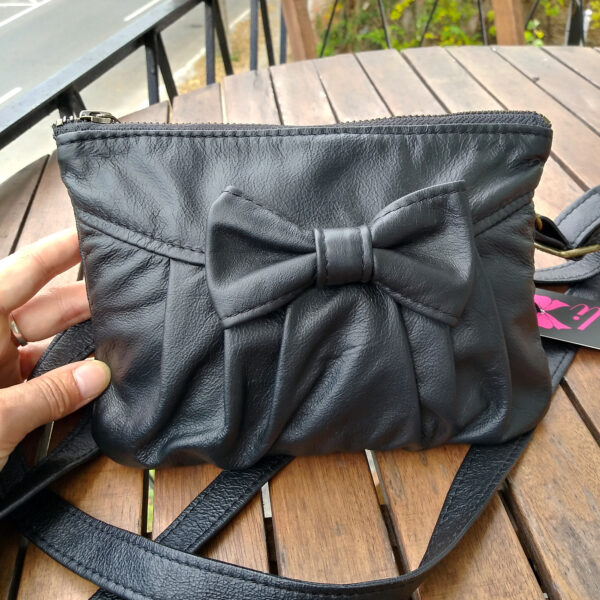 Petit sac noir en cuir avec noeud - bandoulière ajustable - Image 3