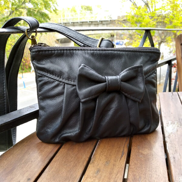 Petit sac noir en cuir avec noeud - bandoulière ajustable - Image 2