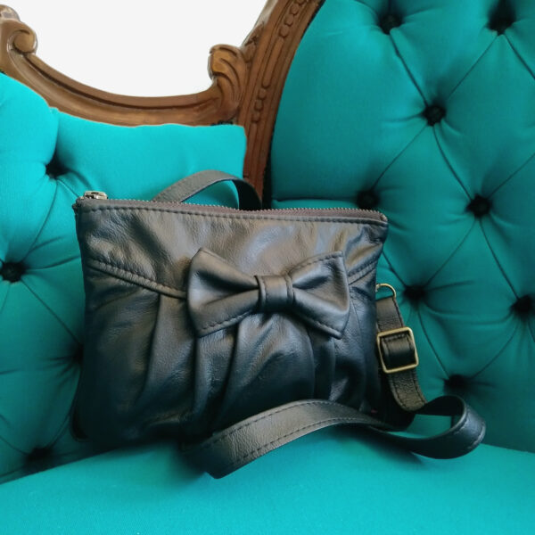 Petit sac noir en cuir avec noeud - bandoulière ajustable - Image 4