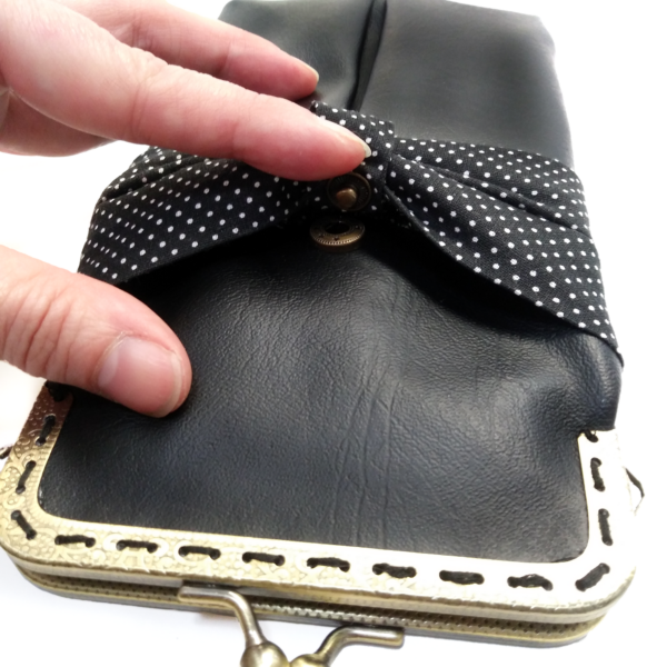 Sac cellulaire en cuirette noire et pois blancs avec fermoir vintage - Image 7