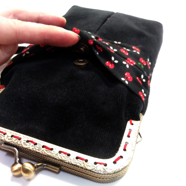 Sac à téléphone en velours côtelé noir et cerises - Fermoir vintage - Image 6