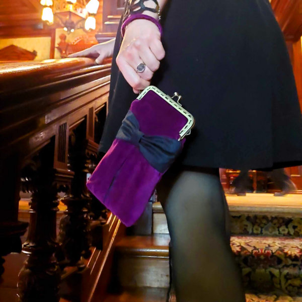 Porte-cellulaire fleuris et velours côtelé noir avec fermoir bronze - Image 9