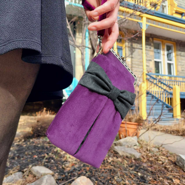 Pochette cellulaire velours violet, noeud noir et fermoir vintage - Image 8