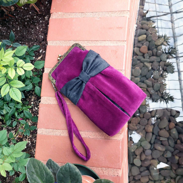 Pochette cellulaire velours violet, noeud noir et fermoir vintage - Image 5