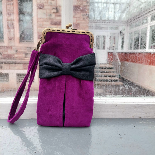 Pochette cellulaire velours violet, noeud noir et fermoir vintage - Image 4