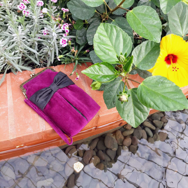 Pochette cellulaire velours violet, noeud noir et fermoir vintage - Image 2