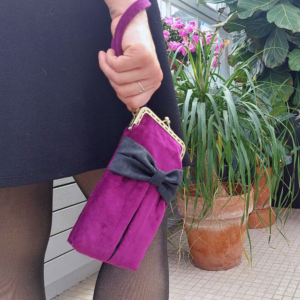 Pochette cellulaire en velours violet et noeud noir avec fermoir en metal vintage