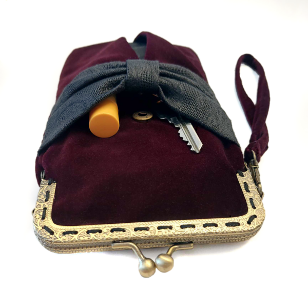 Sac à main en velours rouge vin, noeud noir et fermoir vintage - Image 6