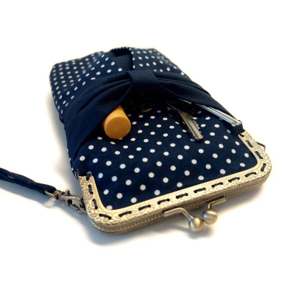 Pochette cellulaire marine pois blanc avec noeud et fermoir vintage - Image 6