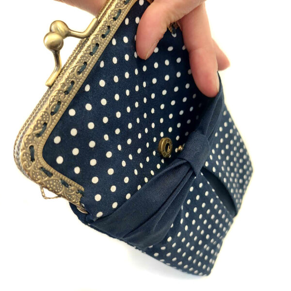 Pochette cellulaire marine pois blanc avec noeud et fermoir vintage - Image 3