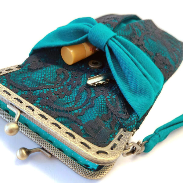 Petit sac turquoise et dentelle noir avec fermoir vintage bronze - Image 3