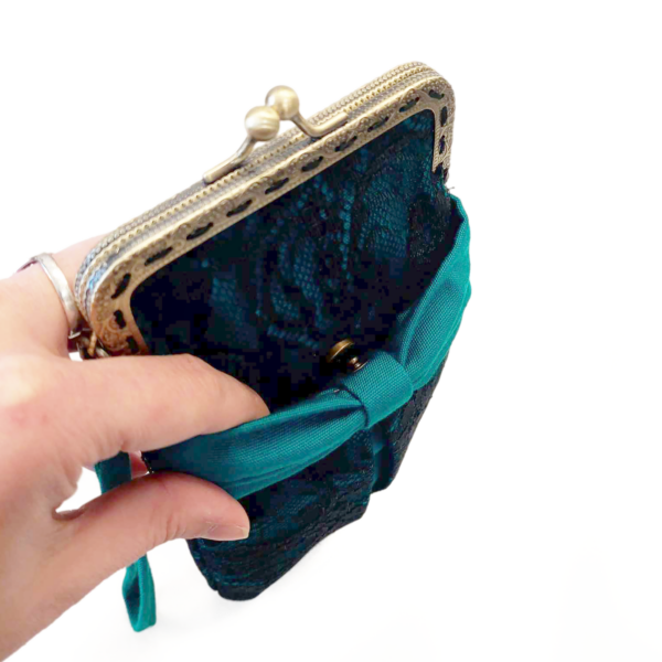 Petit sac turquoise et dentelle noir avec fermoir vintage bronze - Image 4
