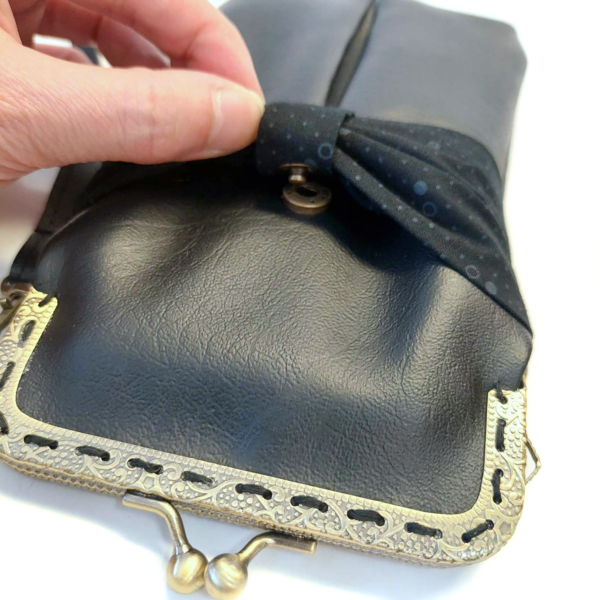 Sac à main noir vintage en cuirette et fermoir bronze - Image 2