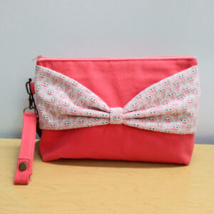 Pochette de voyage corail avec boucle à motif nuages