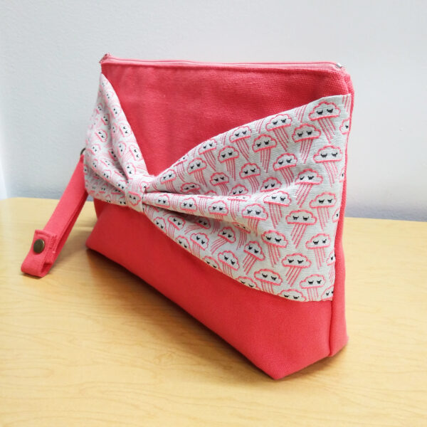 Pochette de voyage corail avec boucle à motif nuages - Image 2