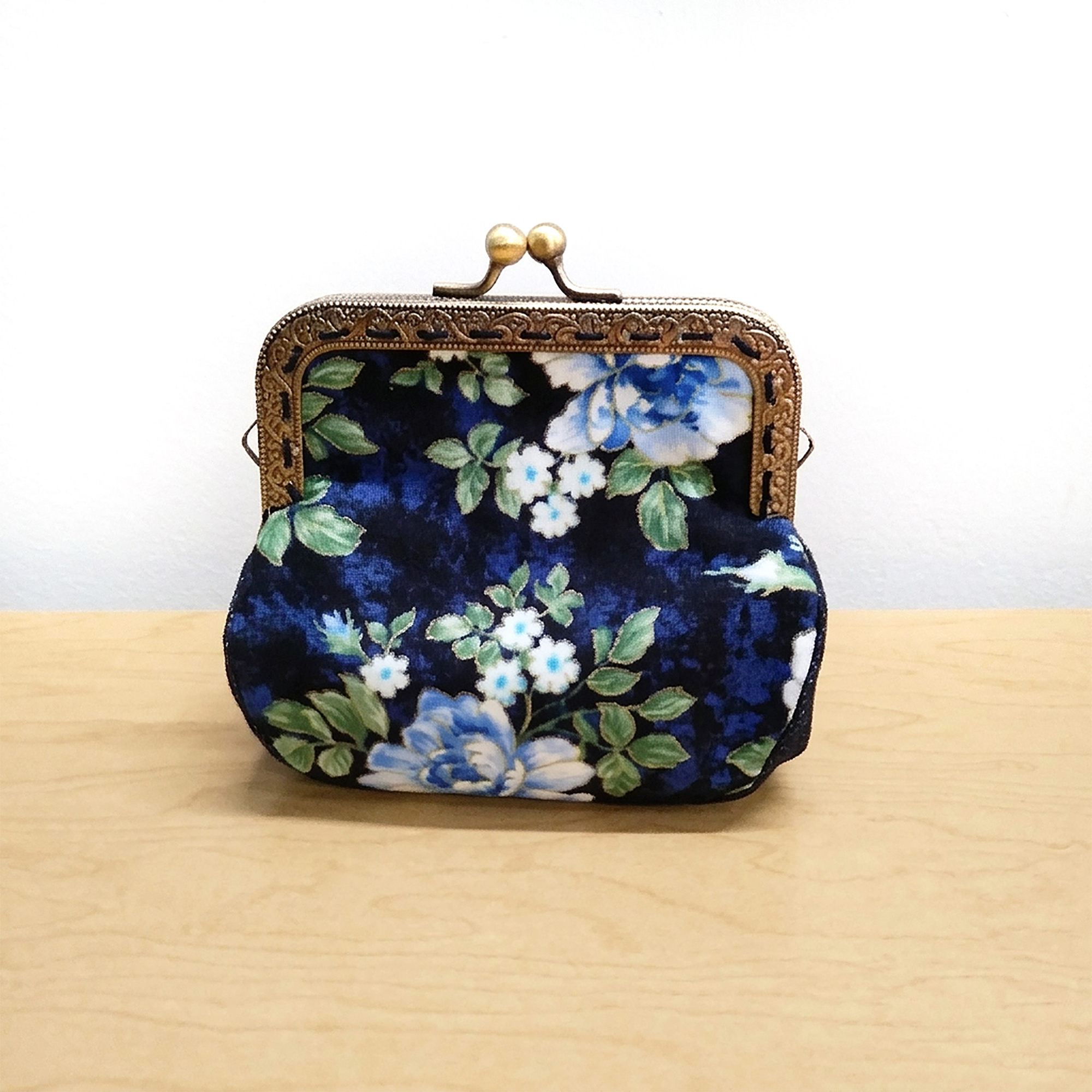 Porte-monnaie vintage fleuri bleu et doré – Image 3