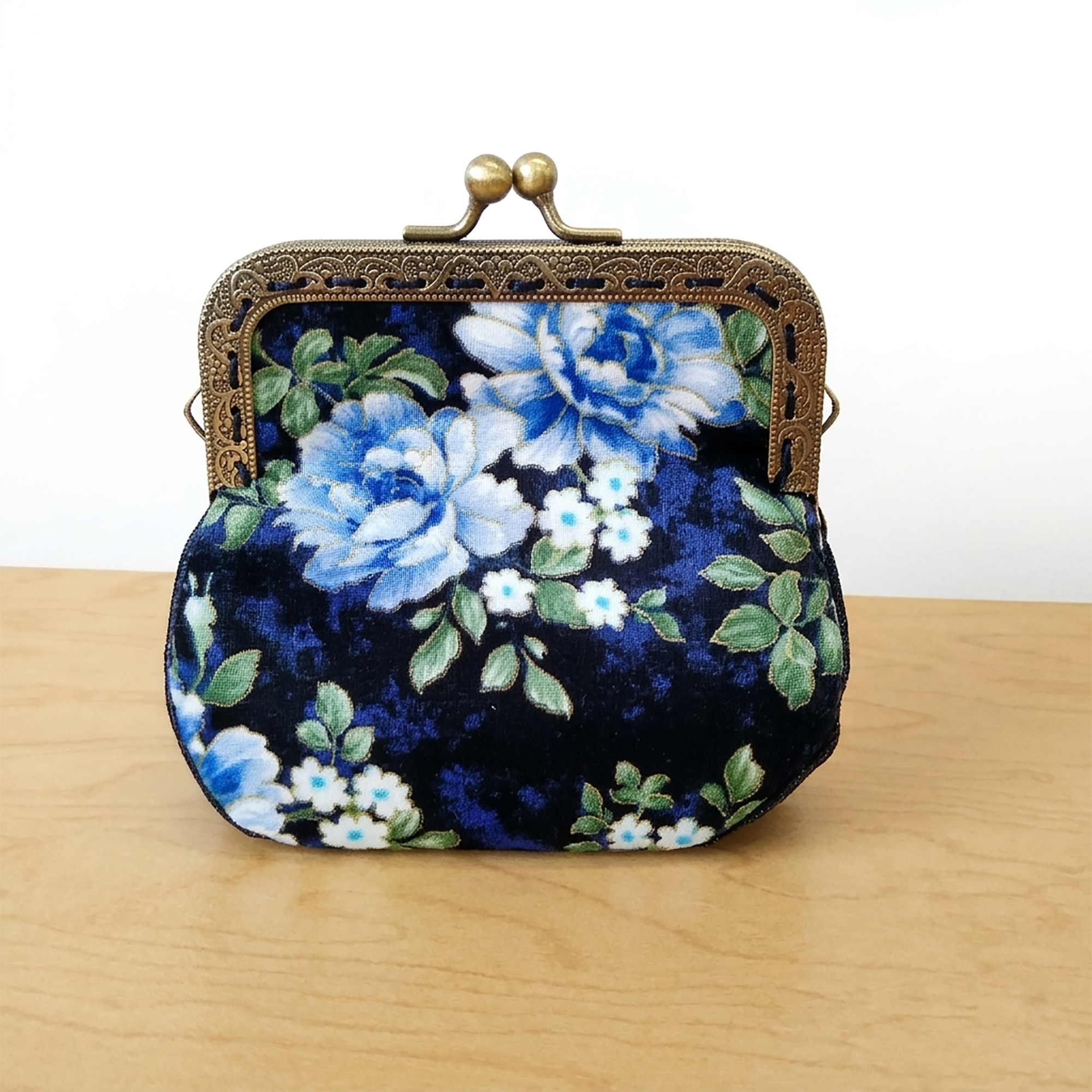 Porte-monnaie vintage fleuri bleu et doré – Image 2