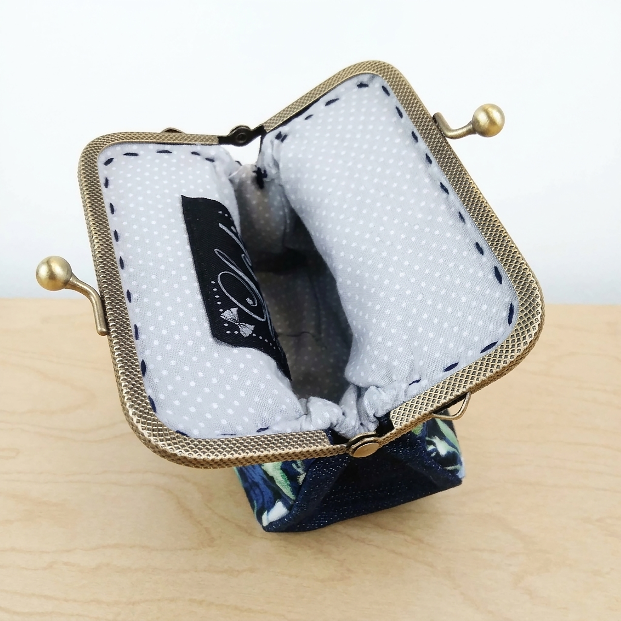Porte-monnaie vintage fleuri bleu et doré – Image 6